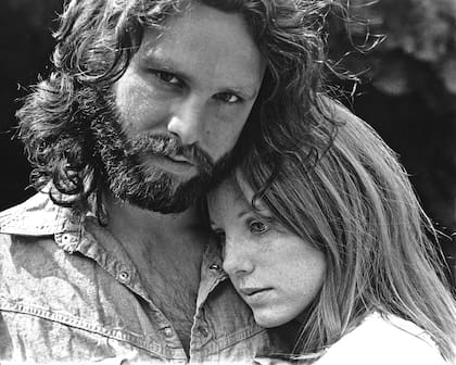 Jim Morrison y Pamela Courson en Hollywood Hills, California, en 1969