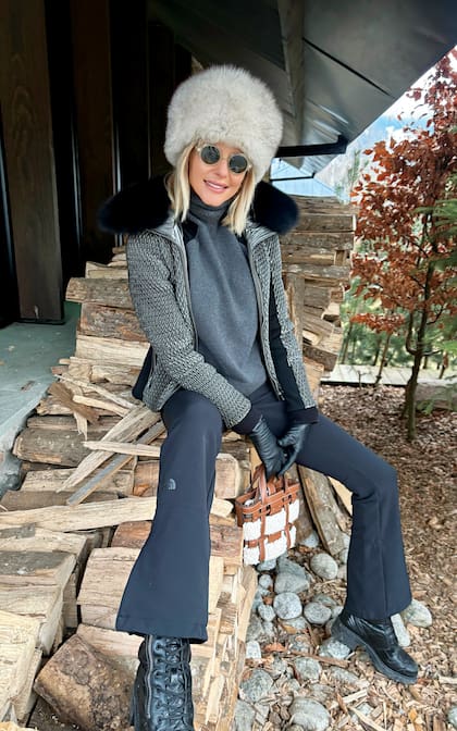 Jime
eligió suéter y
pantalón de Fusalp,
campera North
Face y botas Dior,
que complementó
con gorro de piel
y anteojos de sol.