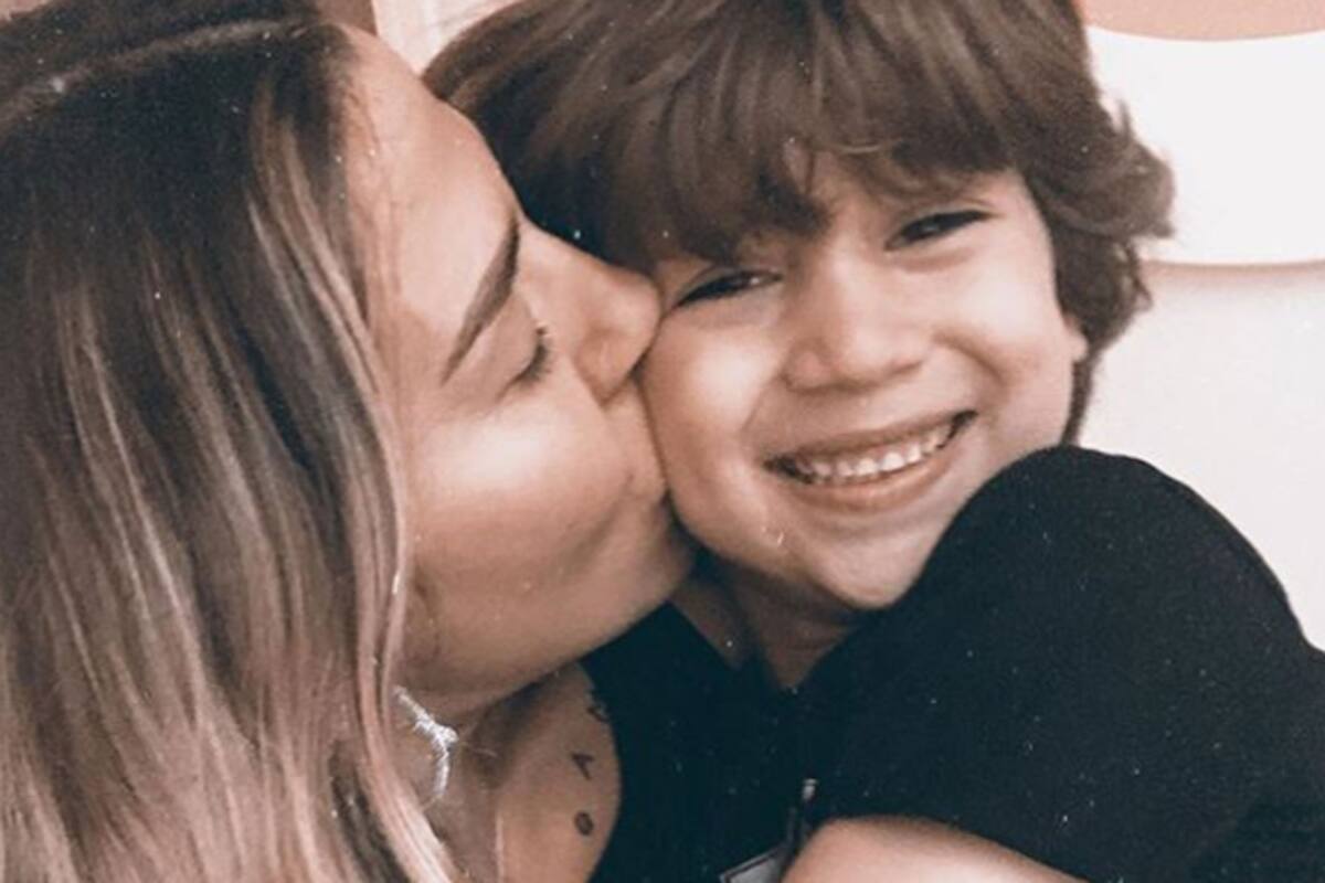 Jimena Barón le contestó a quienes la criticaron por el saludo navideño con su hijo