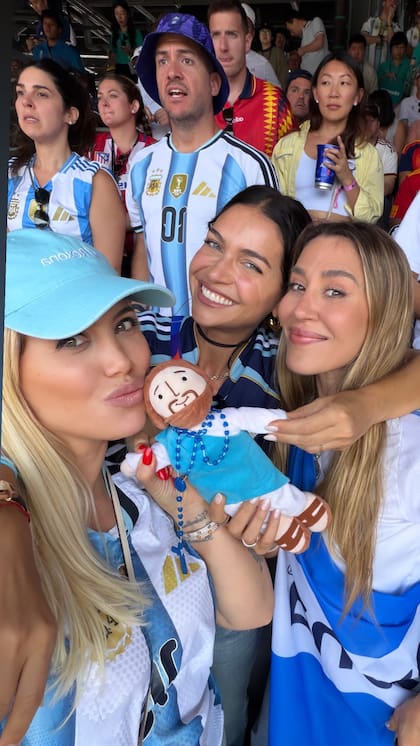 Jimena Barón, que casi no llega al partido luego de que le cancelaran su vuelo, también estuvo con Wanda y Zaira Nara en la tribuna