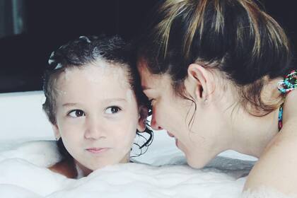 Jimena Barón, su hijo Momo y una divertida guerra de espuma