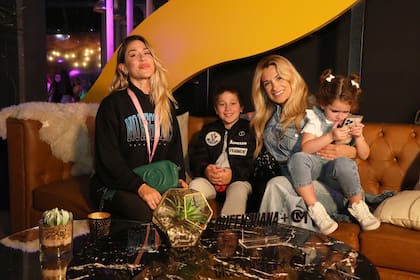 Jimena Barón y Camila Homs, junto a sus hijos, en el lanzamiento del nuevo proyecto de indumentaria de Cris Morena lanzó