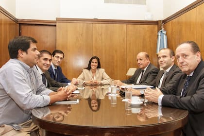 Jimena de la Torre (AFIP), flanqueada por José Arnoletto y Humberto Bertazza