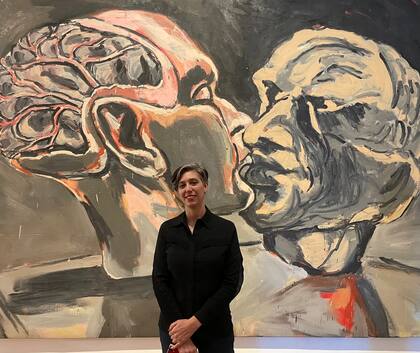 Jimena Ferreiro, curadora de Cultura Colibrí en el Moderno, con obra de Luis Frangella