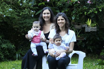 Jimena Gorza y María Inés Crespo, con sus respectivas hijas