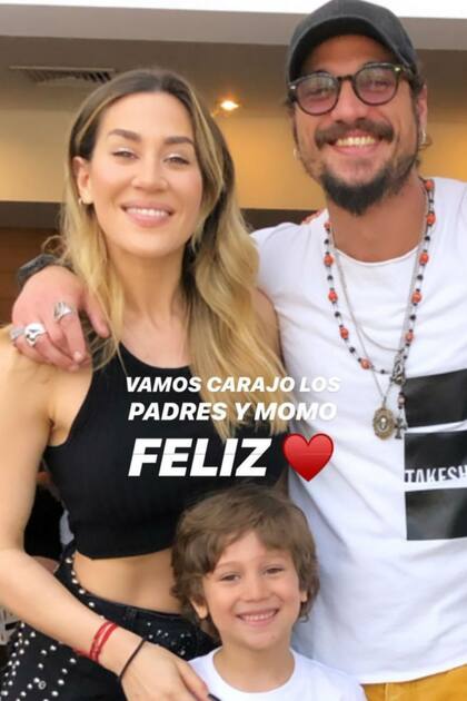Foto que posteó la cantante el pasado fin de semana en la celebración de la fiesta de egresados de su hijo, en la que posa sonriente junto a su exnovio