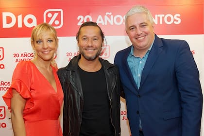 Jimena Monteverde, de rojo y con volados; Diego Torres, con su infaltable campera de cuero; y Mariano Peluffo, como siempre de traje, en el evento por los 20 años de supermercados Día
