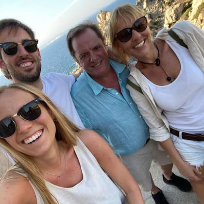Jimena Monteverde junto a su marido Mariano y a sus hijos Amparo y Victorio, que es el flamante papá de Malvina