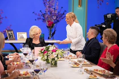 Jimena Monteverde presenta el menú ante los invitados de Mirtha Legrand