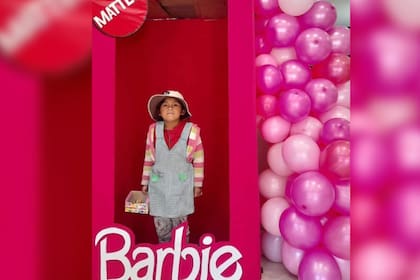 Jimena se volvió viral por posar como Barbie (Foto Facebook Galo Sanchez)