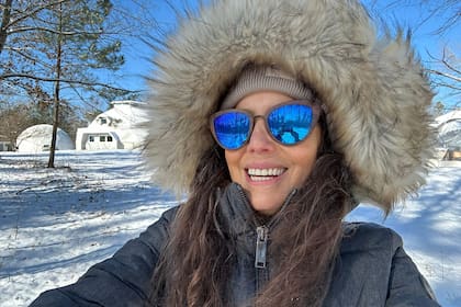 Jimena Teijeiro, camina en la nieve en su espacio de retiros The Florrest, a 90 minutos al sur de Atlanta, estado de Georgia, Estados Unidos el 21 de enero de 2025