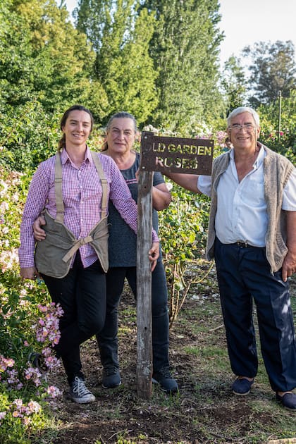 Jimena, Teresa y Enrique en el jardín de rosas antiguas