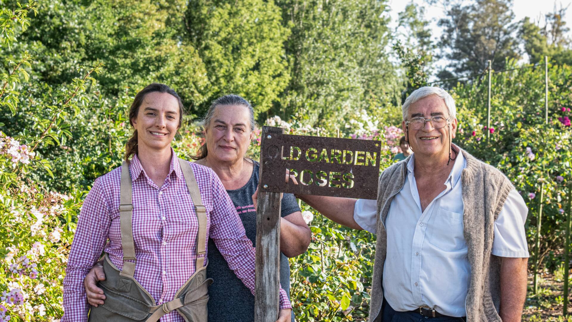Jimena, Teresa y Enrique en el jardín de rosas antiguas