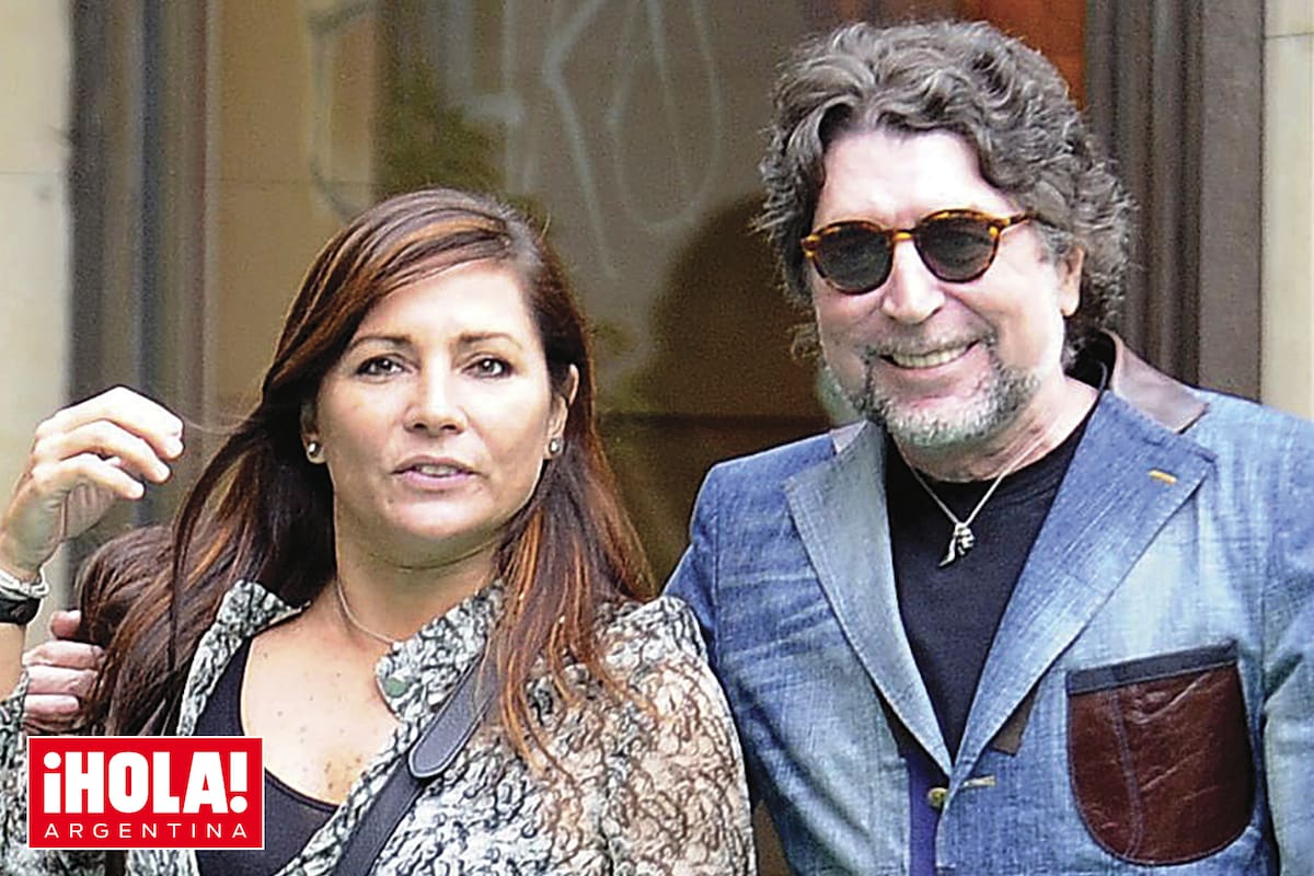 Jimena y Joaquín durante un paseo por Madrid, en 2012. En ese momento, hacía doce años que eran pareja, aunque se habían enamorado mucho antes, en 1994, cuando él fue a Perú a dar conciertos y ella lo fotografió para una entrevista. Años después, Sabina le dedicó el tema “Rosa de Lima”, que hace referencia a las idas y vueltas de ese gran amor.