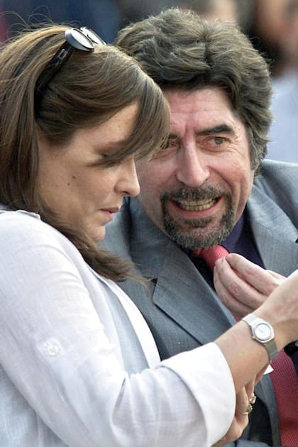 Jimena y Joaquín juntos poco después del ACV que sufrió el cantante en 2001. Ella no se despegó de él durante su recuperación, igual que cuando Sabina cayó desde un escenario, en 2020, y estuvo internado por un traumatismo intracraneal.