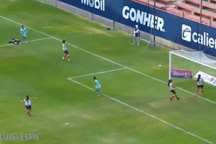 Jiménez, caída sobre el margen izquierdo de la imagen, mientras San Luis anota el gol