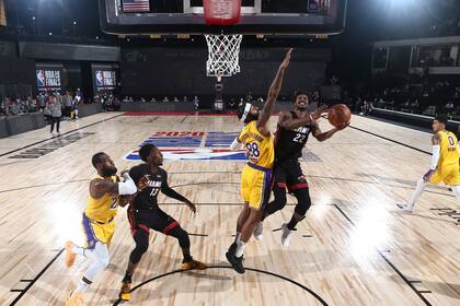 Jimmy Butler volvió a destacarse y a llevar adelante a Miami, pero no le alcanzó