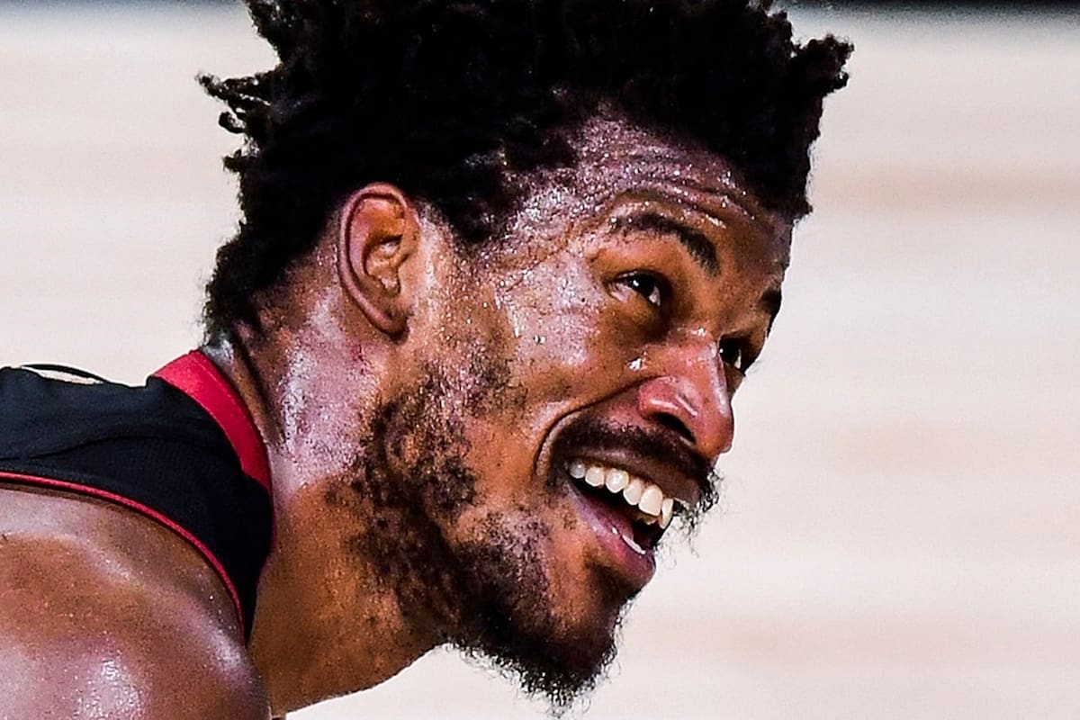 Jimmy Butler # 22 del Miami Heat durante la primera mitad contra Los Angeles Lakers en el Juego Tres de las Finales de la NBA 2020 en AdventHealth Arena en ESPN Wide World Of Sports Complex el 4 de octubre de 2020 en Lake Buena Vista, Florida