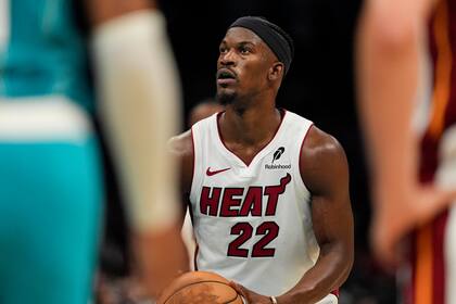 Jimmy Butler, alero del Heat de Miami, ejecuta un tiro libre ante los Hornets de Charlotte, el sábado 26 de octubre de 2024 (AP Foto/Jim Dedmon)