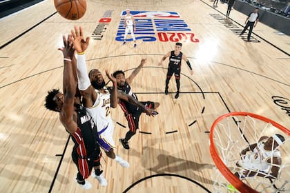 Jimmy Butlery LeBron James, y un duelo a centímetros del aro