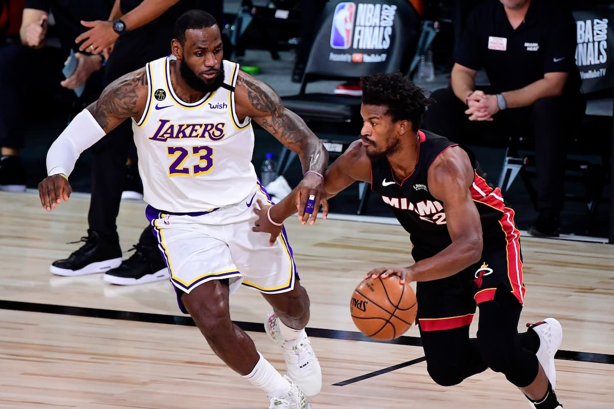 Jimmy Butler de Miami Heat y LeBron James de Los Angeles Lakers