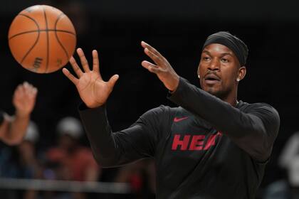 Jimmy Butler del Heat de Miami atrapa un pase durante la práctica antes del encuentro ante los Wizards de Washington el viernes primero de noviembre del 2024. (AP Foto/Fernando Llano)