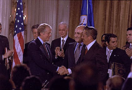Jimmy Carter y Omar Torrijos en la ceremonia de firma del tratado por el que el canal pasó a ser gestionado por Panamá