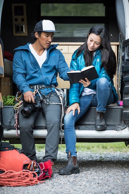 Jimmy Chin y Elizabeth Chai Vasarhelyi: el matrimonio de cineasta y fotógrafo-escalador que realizó el documental