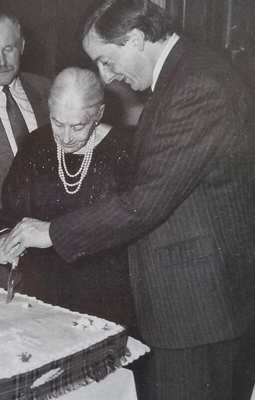 Jimmy Halliday y Mary Patterson de Jamieson cortan la torta con el entonces intendente de Río Gallegos, Néstor Kirchner, con motivo del 80 aniversario del Club Británico. 1991.