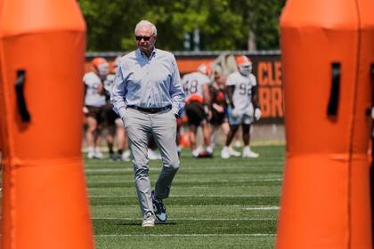 Jimmy Haslam dice que él no forzó a que los Browns seleccionaran al QB Shedeur Sanders