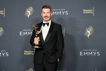 Jimmy Kimmel posa en la sala de prensa con el premio al mejor presentador de un programa de juegos por "Who Wants to Be a Millionaire" durante la segunda noche de los Premios Emmy a las Artes Creativas el domingo 7 de septiembre de 2025