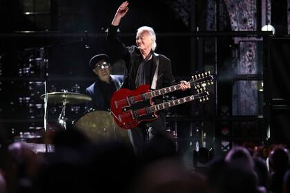 Jimmy Page sorprendió a la audiencia durante la ceremonia del Salón de la Fama del Rock and Roll, en el Barclays Center de Nueva York
(Andy Kropa/Invision/AP)