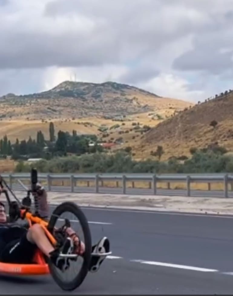 Jimmy Pelletier, en pleno recorrido con su bicicleta por las rutas del mundo
