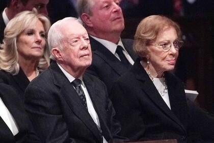 Jimmy y Rosalynn Carter (con Jill Biden y el exvicepresidente Al Gore detrás) en el funeral del expresidente George H.W. Bush en 2018.