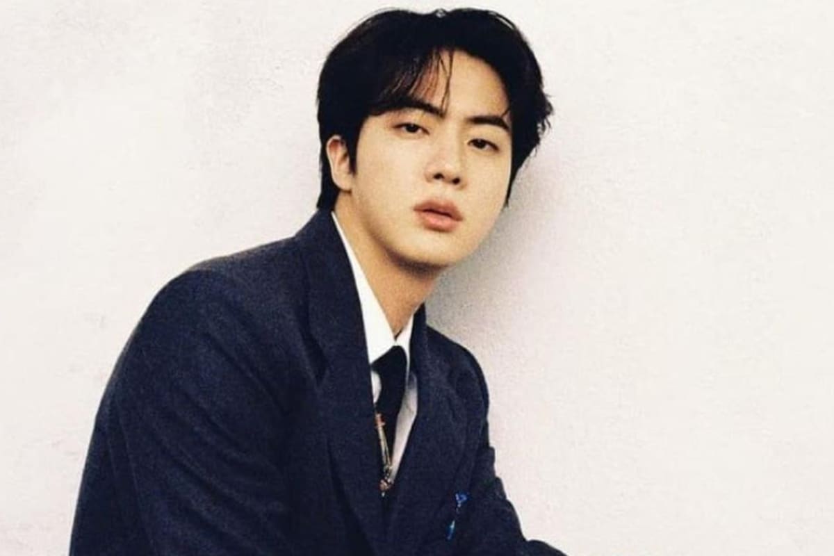 Jin aterrizó en la Argentina y sus fanáticos se acercaron al aeropuerto a recibirlo