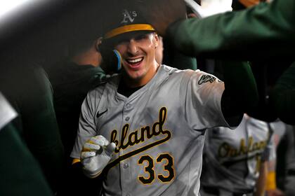 JJ Bleday (33), de los Atléticos de Oakland, celebra después de conectar un jonrón de dos carreras contra los Azulejos de Toronto en la primera entrada en Toronto, el domingo 11 de agosto de 2024. (Jon Blacker/The Canadian Press vía AP)
