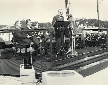 JJ Cahill, primer ministro de Nueva Gales del Sur, en la ceremonia oficial del inicio de la construcción de la Ópera de Sídney, 2 de marzo de 1959.