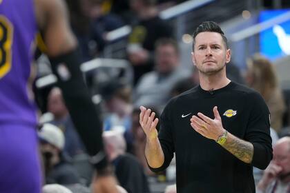 JJ Redick sigue esforzándose por mejorar tras exitoso y tumultuoso debut como entrenador de Lakers