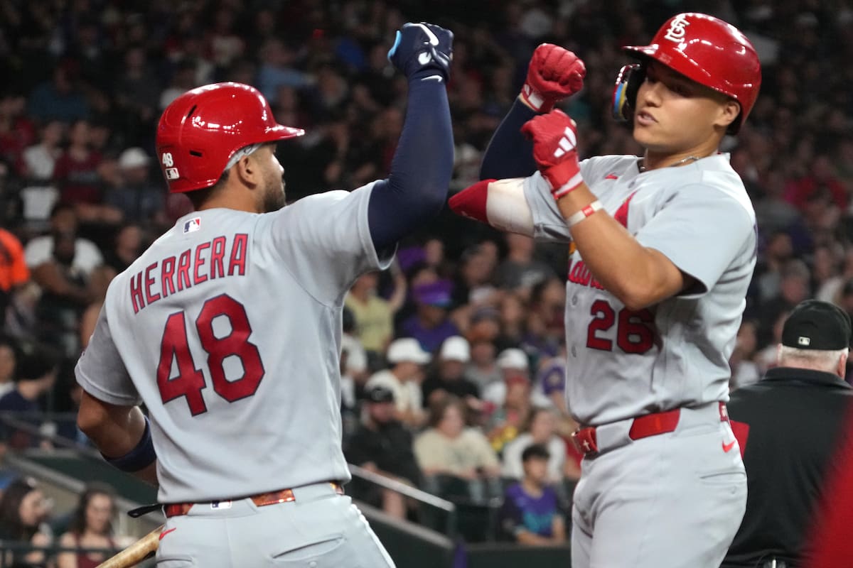 JJ Wetherholt, de los Cardenales de San Luis, celebra con Iván Herrera (48) tras conectar un jonrón