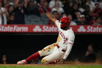 Jo Adell, de los Angelinos de Los Ángeles, anota con un fly de sacrificio de Luis Guillorme durante la octava entrada del juego de béisbol en contra de los Padres de San Diego, en Anaheim, California, el lunes 3 de junio de 2024. (AP Foto/Ashley Landis)