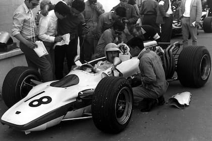 Jo Schlesser con el Honda RA302, el auto "maldito" que nadie quería conducir. Su sueño sólo duró tres vueltas, en Rouen