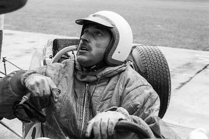 Jo Schlesser disfrutaba la competencia y la camaradería que existía en el automovilismo. También era un técnico mecánico al que le encantaba enseñar