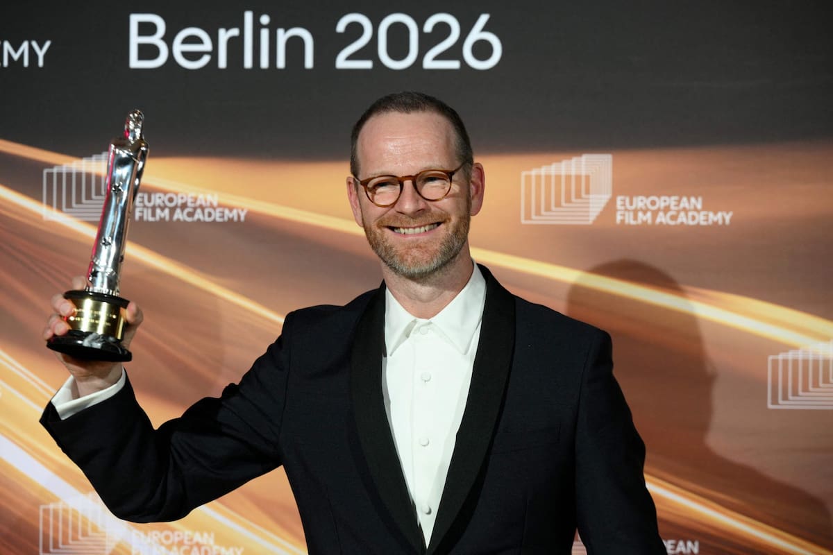 Joachim Trier este sábado en Berlín, con el premio a una película que también está logrando una muy buena recepción en los cines argentinos