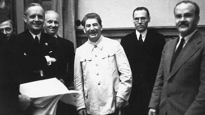 Joachim von Ribbentrop (izq.), Stalin y Viacheslav Mólotov (primero a la der.) durante la firma del acuerdo el 23 de agosto de 1939.