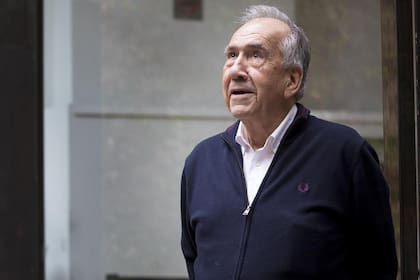 Joan Margarit tenía previsto venir a Buenos Aires en el contingente catalán para la Feria del Libro, pero faltó con aviso
