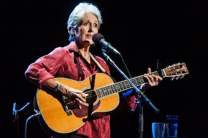 Joan Baez le dijo adiós a los escenarios anoche en Madrid