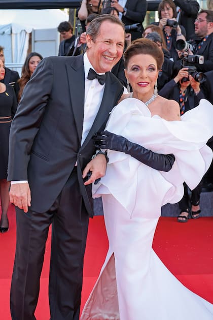 La diva estuvo en el Festival de Cannes de este año como invitada de honor. En la ceremonia inaugural deslumbró con un vestido escultórico de Stéphane Rolland, guantes largos y alhajas de brillantes. Fue con su marido, el actor y productor Percy Gibson