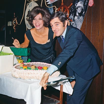 1965. La actriz británica sorprendió a su marido Anthony Newley en su cumpleaños número 34 y lo llevó a comer de sorpresa al famoso restaurante Danny’s Hide-A-Way, donde los esperaban otros actores