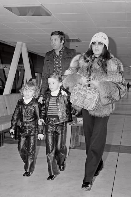 Joan y Ron Kass empezaron a salir en 1971. Aquí se los ve con los hijos mayores de la diva antes de embarcar rumbo a Los Ángeles, donde los chicos se iban a encontrar con su padre, Anthony Newley