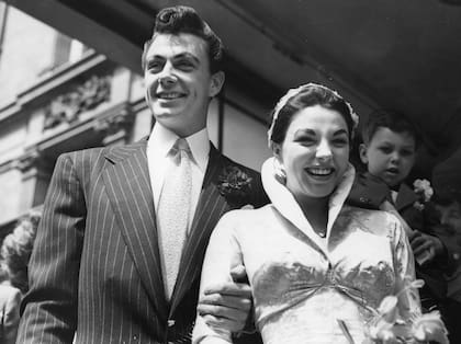 Joan Collins y el actor Maxwell Reed en la ceremonia de su casamiento.
